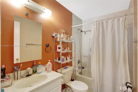 House in Miami, Florida 4 bedrooms, 140.47 sq.m. № 1742163 - photo 12