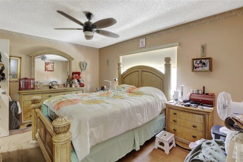 House in Miami, Florida 4 bedrooms, 140.47 sq.m. № 1742163 - photo 14