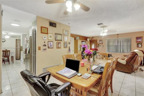 House in Miami, Florida 4 bedrooms, 140.47 sq.m. № 1742163 - photo 7