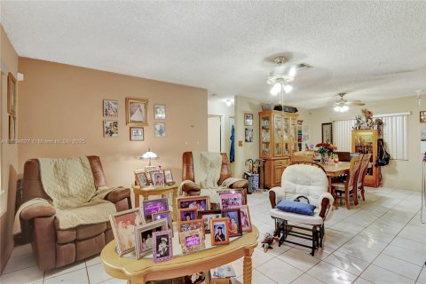 House in Miami, Florida 4 bedrooms, 140.47 sq.m. № 1742163 - photo 5