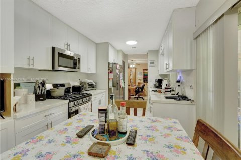 House in Miami, Florida 4 bedrooms, 140.47 sq.m. № 1742163 - photo 9