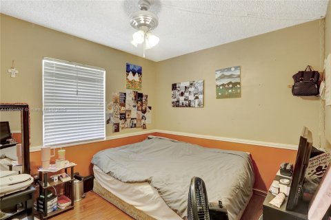 House in Miami, Florida 4 bedrooms, 140.47 sq.m. № 1742163 - photo 13