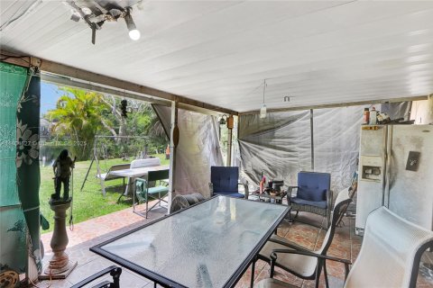 House in Miami, Florida 4 bedrooms, 140.47 sq.m. № 1742163 - photo 17