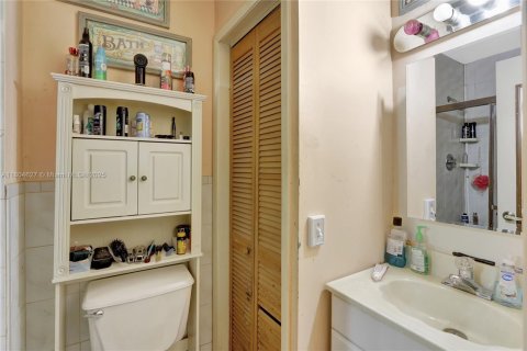 House in Miami, Florida 4 bedrooms, 140.47 sq.m. № 1742163 - photo 15