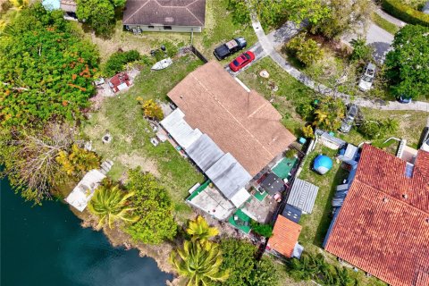 House in Miami, Florida 4 bedrooms, 140.47 sq.m. № 1742163 - photo 1
