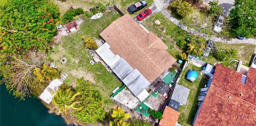 House in Miami, Florida 4 bedrooms, 140.47 sq.m. № 1742163