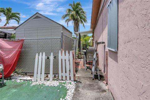 House in Miami, Florida 4 bedrooms, 140.47 sq.m. № 1742163 - photo 18