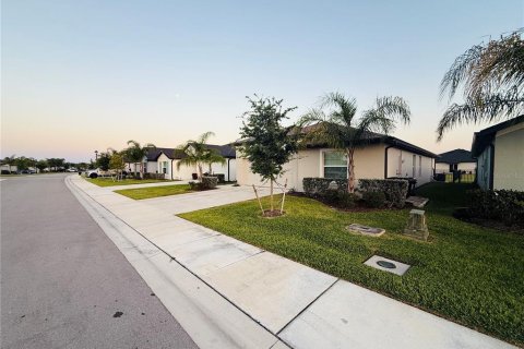 House in North Fort Myers, Florida 4 bedrooms, 168.34 sq.m. № 2102431 - photo 4