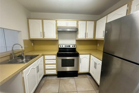 Copropriété à louer à North Miami, Floride: 1 chambre, 72.19 m2 № 1932499 - photo 2