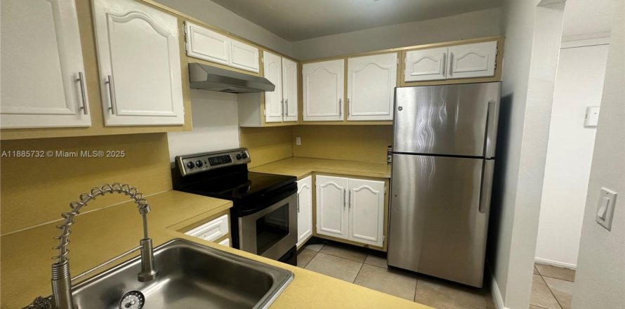 Condominio en North Miami, Florida, 1 dormitorio № 1932499