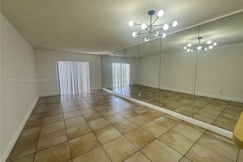 Copropriété à louer à North Miami, Floride: 1 chambre, 72.19 m2 № 1932499 - photo 3