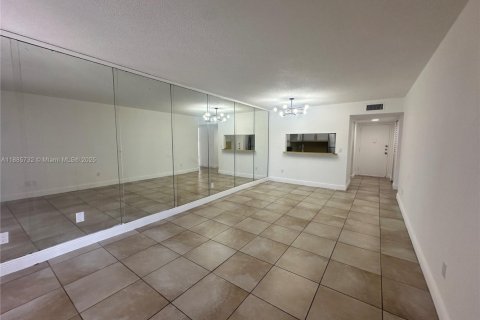 Copropriété à louer à North Miami, Floride: 1 chambre, 72.19 m2 № 1932499 - photo 4