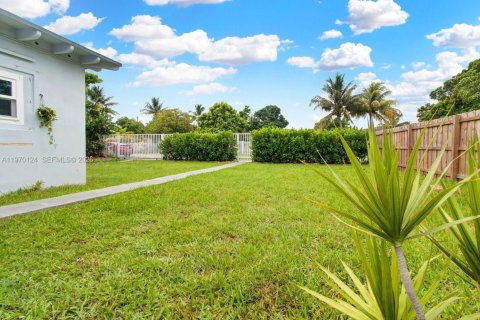 Casa en alquiler en Miami, Florida, 4 dormitorios, 102.29 m2 № 2031026 - foto 2