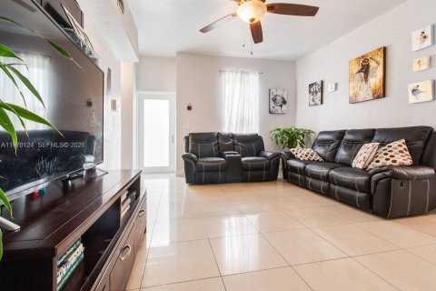 Casa en alquiler en Miami, Florida, 4 dormitorios, 102.29 m2 № 2031026 - foto 6