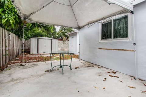 Casa en alquiler en Miami, Florida, 4 dormitorios, 102.29 m2 № 2031026 - foto 17