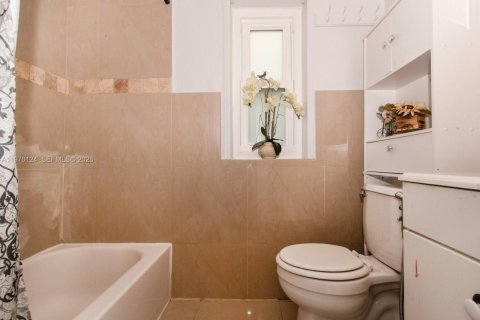 Casa en alquiler en Miami, Florida, 4 dormitorios, 102.29 m2 № 2031026 - foto 13