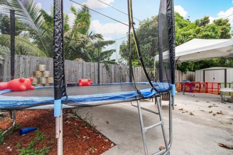 Casa en alquiler en Miami, Florida, 4 dormitorios, 102.29 m2 № 2031026 - foto 16