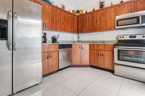 Casa en alquiler en Miami, Florida, 4 dormitorios, 102.29 m2 № 2031026 - foto 7