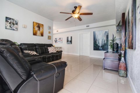 Casa en alquiler en Miami, Florida, 4 dormitorios, 102.29 m2 № 2031026 - foto 3