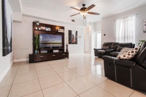 Casa en alquiler en Miami, Florida, 4 dormitorios, 102.29 m2 № 2031026 - foto 4
