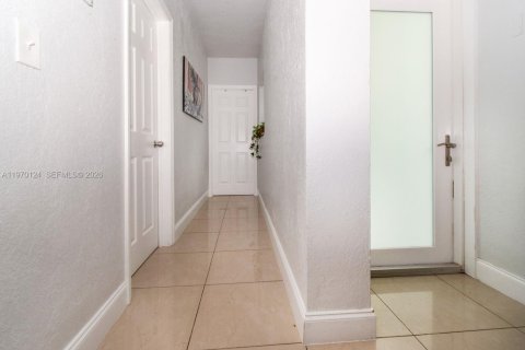 Casa en alquiler en Miami, Florida, 4 dormitorios, 102.29 m2 № 2031026 - foto 14