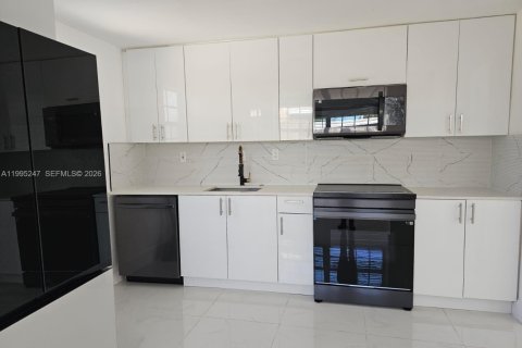 Casa en alquiler en Fort Lauderdale, Florida, 3 dormitorios, 162.76 m2 № 2062738 - foto 13