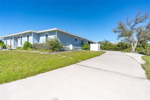 House in Placida, Florida 4 bedrooms, 225.1 sq.m. № 2212666 - photo 3