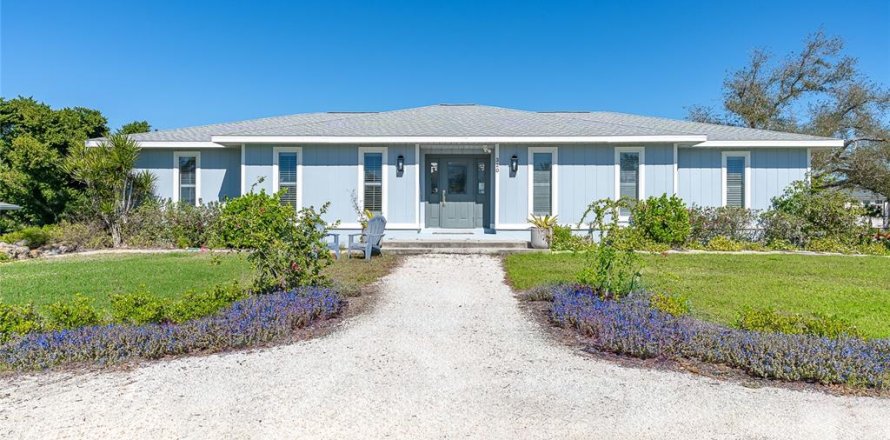 House in Placida, Florida 4 bedrooms, 225.1 sq.m. № 2212666