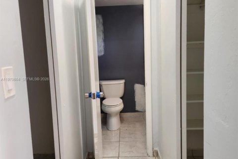 Снять в аренду квартиру в Майами, Флорида 2 спальни, 69.68м2, № 2050097 - фото 5