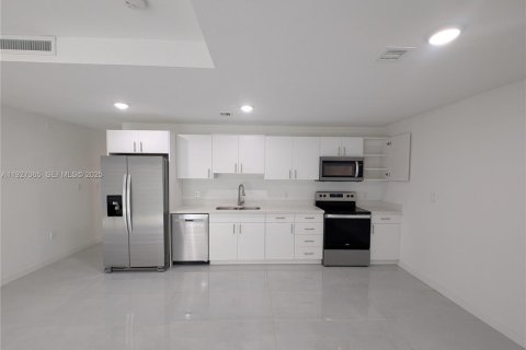 Снять в аренду таунхаус в Хомстед, Флорида 4 спальни, 129.88м2, № 1985971 - фото 3