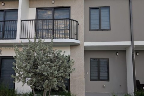 Снять в аренду таунхаус в Хомстед, Флорида 4 спальни, 129.88м2, № 1985971 - фото 2