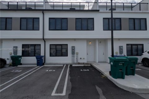 Снять в аренду таунхаус в Хомстед, Флорида 4 спальни, 129.88м2, № 1985971 - фото 1