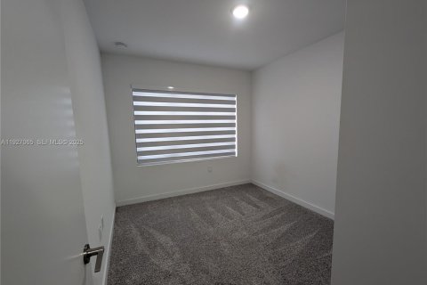 Снять в аренду таунхаус в Хомстед, Флорида 4 спальни, 129.88м2, № 1985971 - фото 7