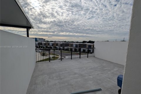 Снять в аренду таунхаус в Хомстед, Флорида 4 спальни, 129.88м2, № 1985971 - фото 6