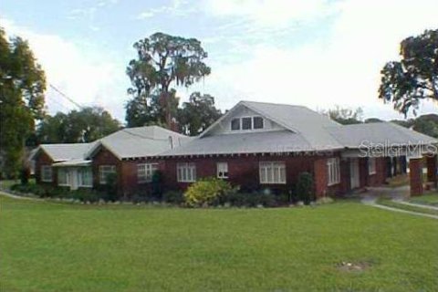 House in Winter Haven, Florida 6 bedrooms, 566.7 sq.m. № 252386 - photo 1