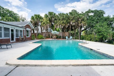 House in Winter Haven, Florida 6 bedrooms, 566.7 sq.m. № 252386 - photo 11