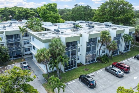 Condominio en alquiler en Sunrise, Florida, 2 dormitorios, 116.31 m2 № 1975925 - foto 1