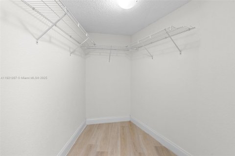 Condominio en alquiler en Sunrise, Florida, 2 dormitorios, 116.31 m2 № 1975925 - foto 15