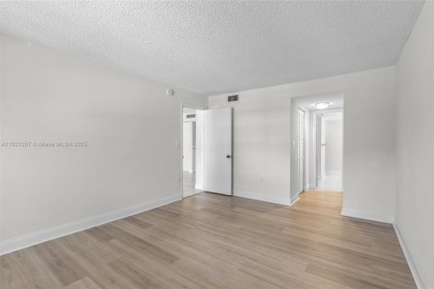 Condominio en alquiler en Sunrise, Florida, 2 dormitorios, 116.31 m2 № 1975925 - foto 12