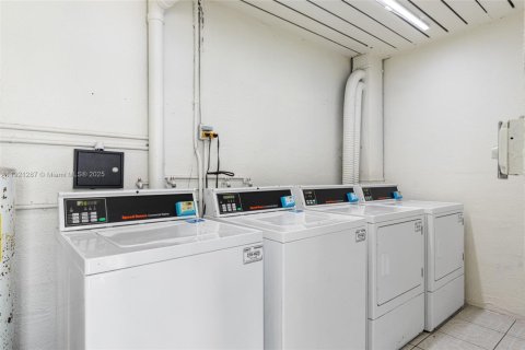 Condominio en alquiler en Sunrise, Florida, 2 dormitorios, 116.31 m2 № 1975925 - foto 19