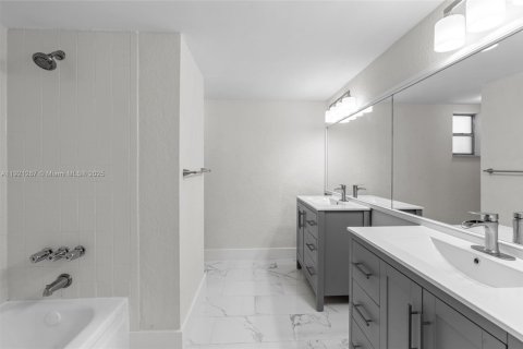 Condominio en alquiler en Sunrise, Florida, 2 dormitorios, 116.31 m2 № 1975925 - foto 13