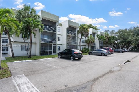 Condominio en alquiler en Sunrise, Florida, 2 dormitorios, 116.31 m2 № 1975925 - foto 2
