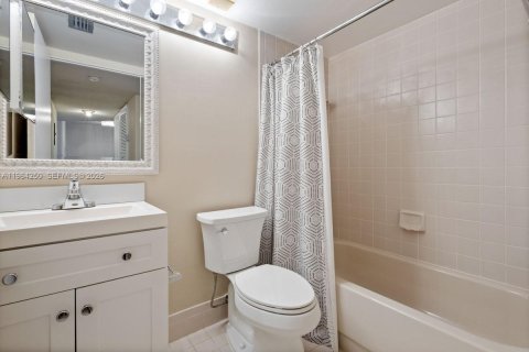 Copropriété à vendre à Tamarac, Floride: 2 chambres, 117.99 m2 № 2045782 - photo 7