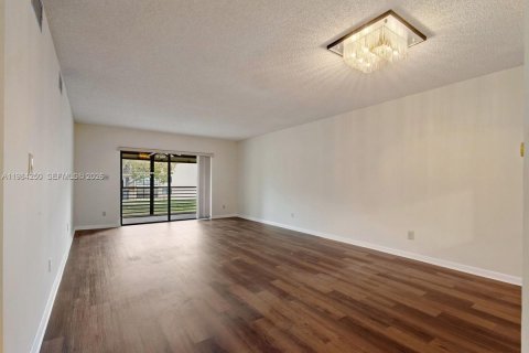 Copropriété à vendre à Tamarac, Floride: 2 chambres, 117.99 m2 № 2045782 - photo 2