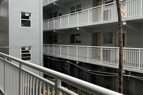 Condominio en venta en Hallandale Beach, Florida, 1 dormitorio, 71.53 m2 № 2045420 - foto 2