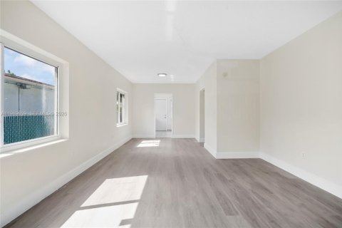 House in Hollywood, Florida 2 bedrooms, 180.6 sq.m. № 2068931 - photo 6