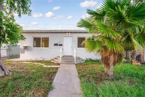 House in Hollywood, Florida 2 bedrooms, 180.6 sq.m. № 2068931