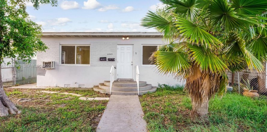 House in Hollywood, Florida 2 bedrooms, 180.6 sq.m. № 2068931