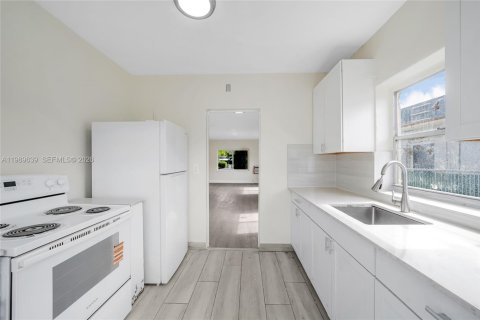 House in Hollywood, Florida 2 bedrooms, 180.6 sq.m. № 2068931 - photo 2