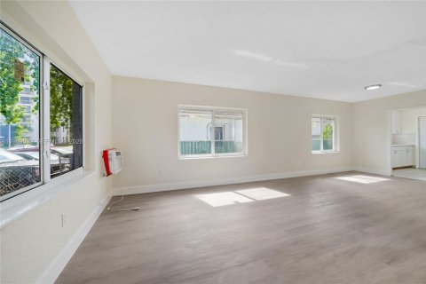 House in Hollywood, Florida 2 bedrooms, 180.6 sq.m. № 2068931 - photo 5